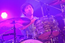 荒井智之（Dr, Cho / sumika）（撮影：古渓一道）