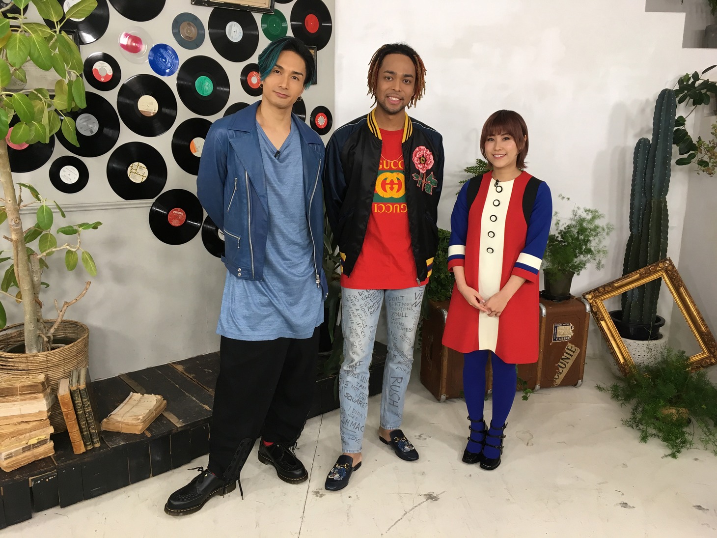 左から橘ケンチ、NESMITH、番組MCのIMALU。 (c)テレビ朝日