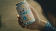 「サッポロ 麦のくつろぎ」CMのワンシーン。
