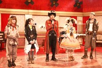 囲み取材を受ける出演者たち。