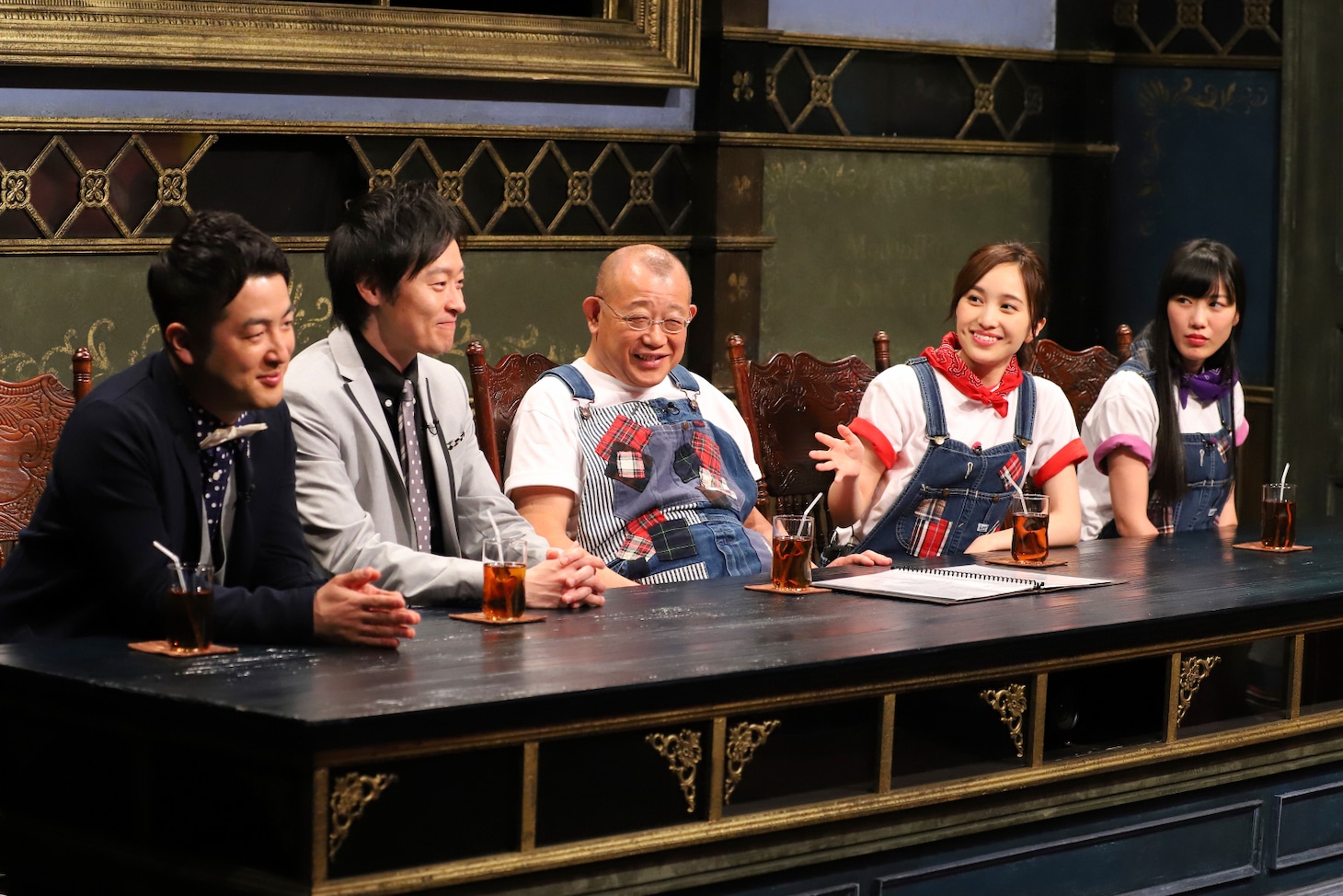 左から和牛の水田信二と川西賢志郎、笑福亭鶴瓶、ももいろクローバーZの百田夏菜子と高城れに。 (c)関西テレビ