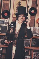 「ムジカ・ピッコリーノ」にレギュラー出演しているROLLY。ローリー司令官を演じている。