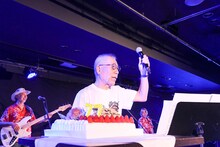 誕生日ケーキを前にした小林克也。（撮影：岸田哲平）