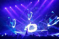 人気画像5位は「まふまふ、友人たちと再び幕張へ！“影アナ”小野友樹もまさかの参戦」より、「ひきこもりでもLIVEがしたい！～明日色ワールドエンド発売記念公演～」の様子。（撮影：小松陽祐［ODD JOB］、坂口正光、小境勝巳）