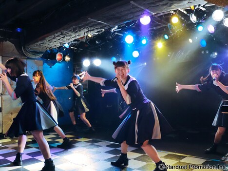 桜エビ～ずワンマンライブ 東京・新宿LOFT公演「全力15歳」の様子。（写真提供：スターダストプロモーション）