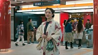 東京メトロ「Find my Tokyo.」のキャンペーンCM「浅草 ワクワクする遊びが生まれ続ける」編のワンシーン。