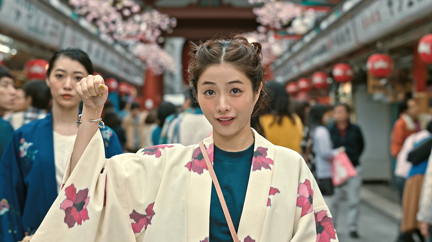 東京メトロ「Find my Tokyo.」のキャンペーンCM「浅草 ワクワクする遊びが生まれ続ける」編のワンシーン。