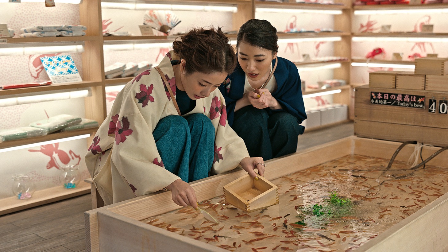 東京メトロ「Find my Tokyo.」のキャンペーンCM「浅草 ワクワクする遊びが生まれ続ける」編のワンシーン。