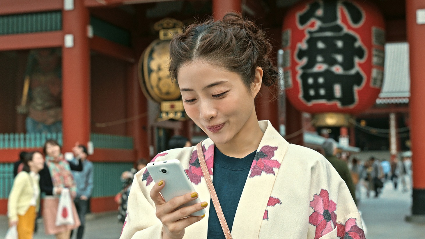 東京メトロ「Find my Tokyo.」のキャンペーンCM「浅草 ワクワクする遊びが生まれ続ける」編のワンシーン。