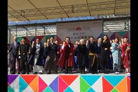 カノエラナ「全国キャラバンツアー2018 ～ぼっちカノエの武者修行、装備はギターと水のみです。～」より、「肥前さが幕末維新博覧会」出演時の様子。右から5番目がカノエラナ。