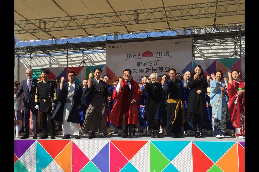 カノエラナ「全国キャラバンツアー2018 ～ぼっちカノエの武者修行、装備はギターと水のみです。～」より、「肥前さが幕末維新博覧会」出演時の様子。右から5番目がカノエラナ。