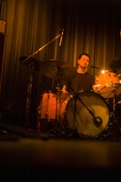 岡山健二（Dr）（撮影：石垣星児）