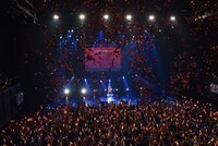 「紅の詩」の曲中にフロアに放たれたオレンジ色のテープ。