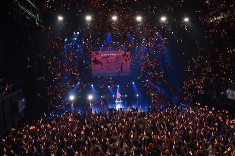 「紅の詩」の曲中にフロアに放たれたオレンジ色のテープ。