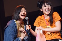 ライブの感想を述べる小林歌穂（左）と彼女にマイクを向ける柏木ひなた（右）。