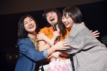 小林歌穂（左）と安本彩花（右）にハグされる柏木ひなた（中央）。