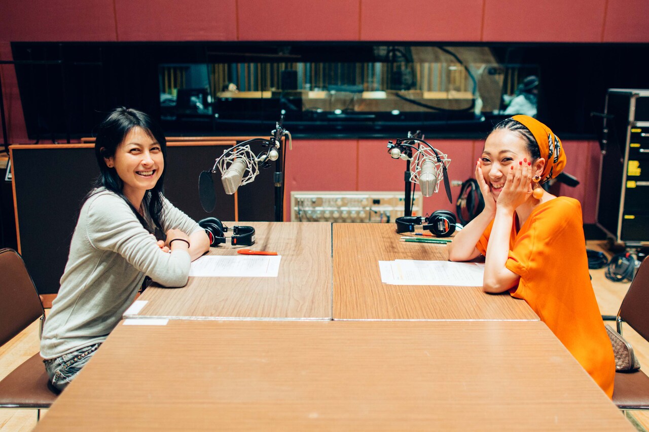 左から岸谷香、MISIA。