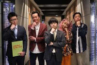 左から鈴木芳彦（フジテレビアナウンサー）、遠藤憲一、バカリズム、青山テルマ、伊集院光。(c)フジテレビ