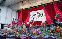 FLOWER FLOWER「インコのhave a nice dayツアー」大阪・大阪城音楽堂公演の様子。（提供：Sony Music）