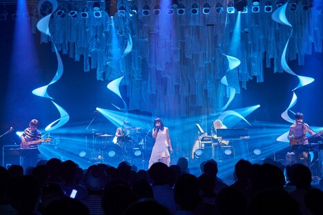 中島愛「Megumi Nakajima Live Tour 2018 "Curiosity of Love"」初日公演の様子。（撮影：新澤和久）