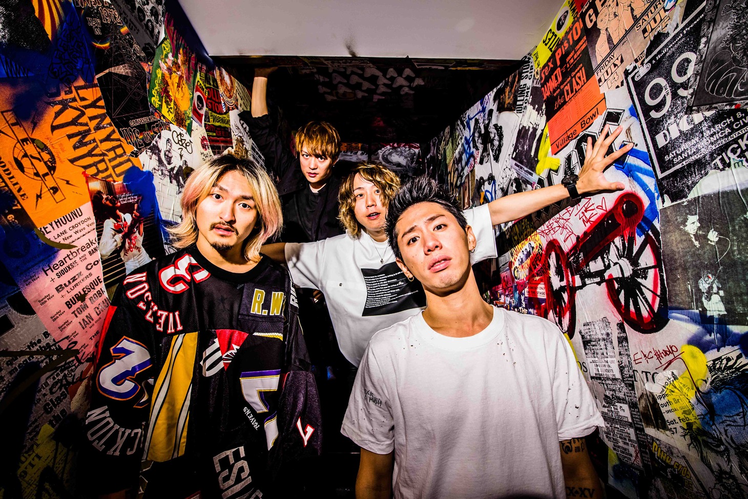 ONE OK ROCK。右下がTaka（Vo）。