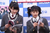 お気に入りの写真を探す岡崎百々子と山出愛子。