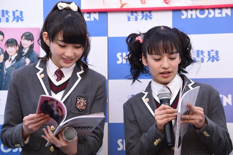 お気に入りの写真を探す岡崎百々子と山出愛子。