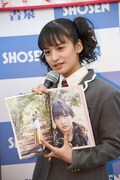 お気に入りの写真に岡崎百々子のソロカット（右）を選んだ“百々子推し”の山出愛子。