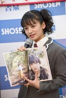 お気に入りの写真に岡崎百々子のソロカット（右）を選んだ“百々子推し”の山出愛子。