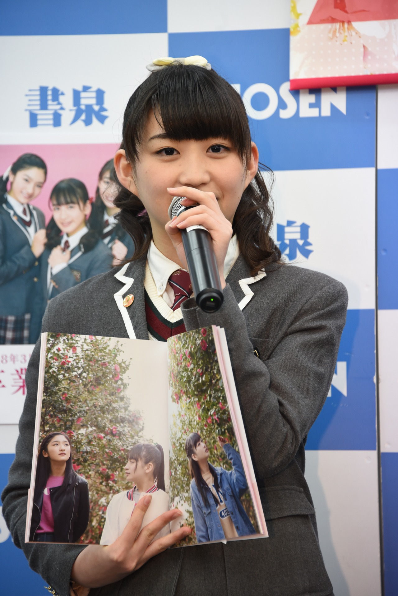 お気に入りの写真に3人の大人っぽい表情を捉えたカットを選んだ岡崎百々子。