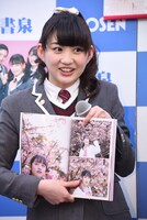 お気に入りの山出愛子の写真（右上）を紹介する岡崎百々子。