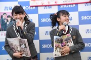 お気に入りの写真を紹介する岡崎百々子と山出愛子。