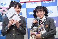 追加でお気に入りの写真を紹介する山出愛子（右）。舞台「秋桜学園合唱部」に出演した岡崎百々子のカットもお気に入りだという。