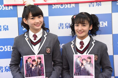 左から岡崎百々子、山出愛子。