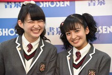 笑顔の岡崎百々子と山出愛子。