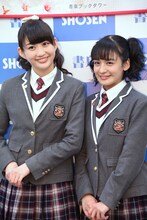 左から岡崎百々子、山出愛子。