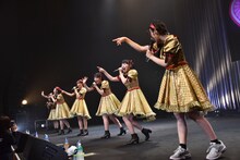 「でかどんでん」と声をそろえてニューシングルのタイトルを発表するも、観客にキョトンとされるエビ中。