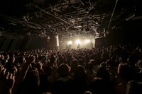 2018年3月31日に行われた「AIMYON TOUR 2018 -TELEPHONE LOBSTER-」東京・渋谷CLUB QUATTRO公演の様子。（撮影：鳥居洋介）