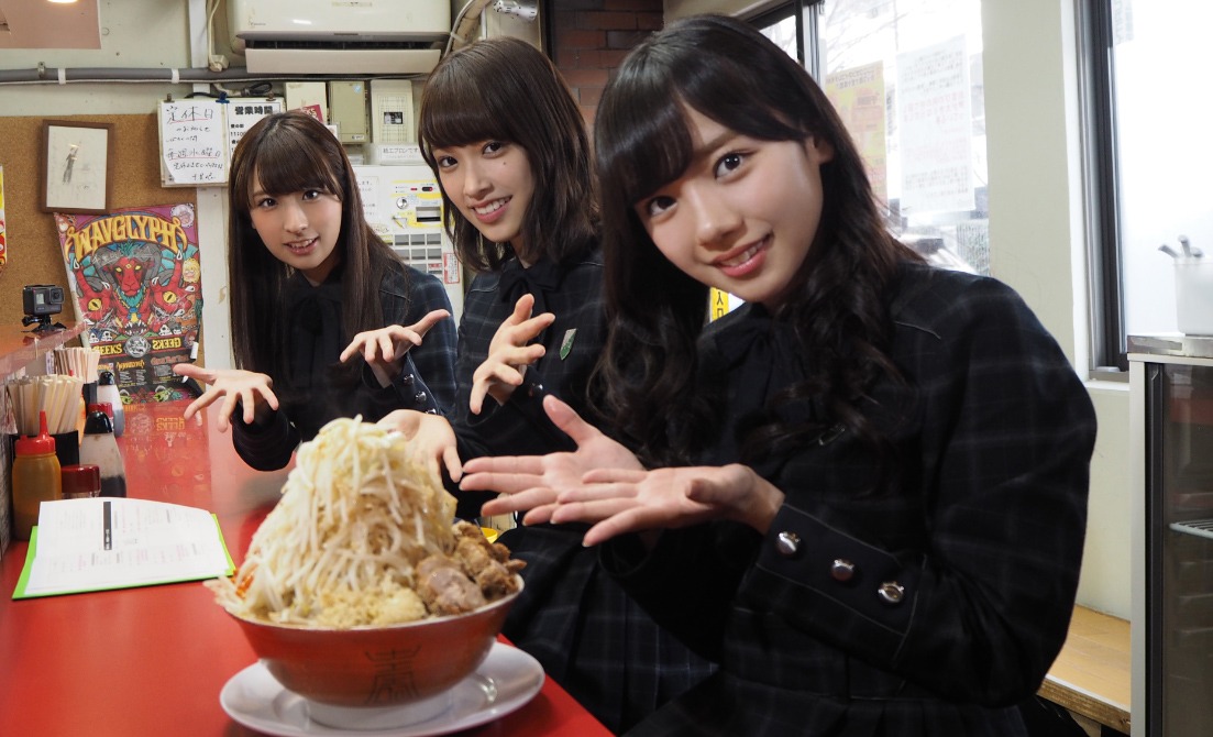 左から井口眞緒、佐々木久美、齊藤京子。