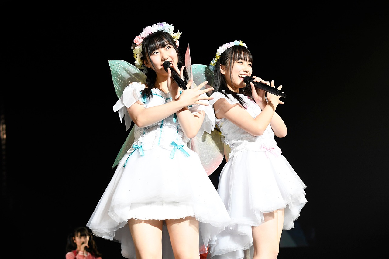 左から田中美久、矢吹奈子。(c)AKS