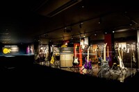 「B'z 30th Year Exhibition "SCENES" 1988-2018」前期会場に展示された松本孝弘の愛用ギター。