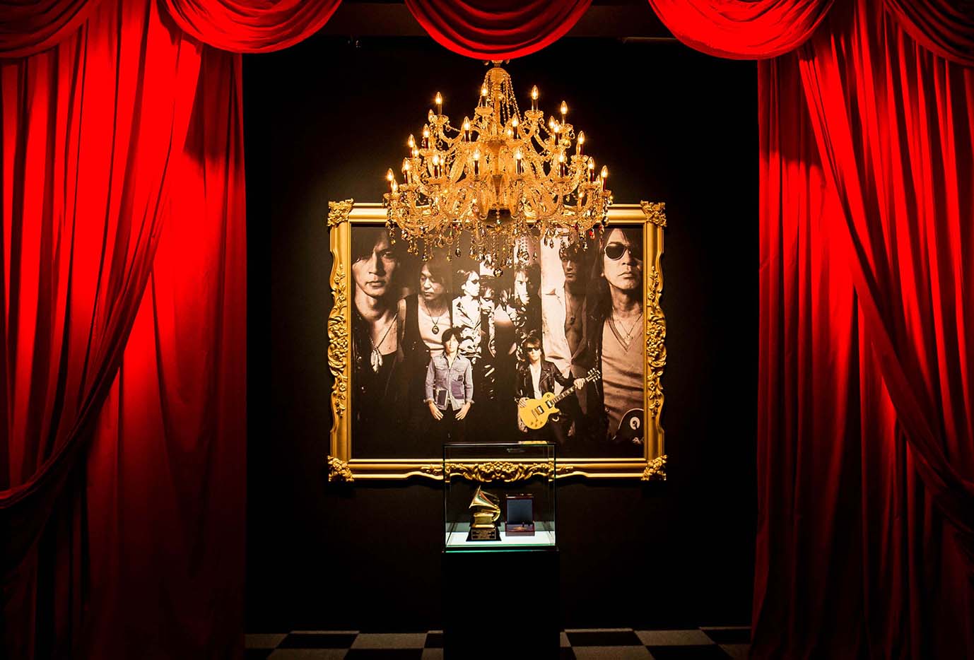 「B'z 30th Year Exhibition "SCENES" 1988-2018」前期会場の様子。