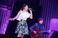 つんく♂（右）の伴奏で「Happy now」を熱唱するBeverly（左）。（撮影：古川朋久）