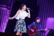 つんく♂（右）の伴奏で「Happy now」を熱唱するBeverly（左）。（撮影：古川朋久）