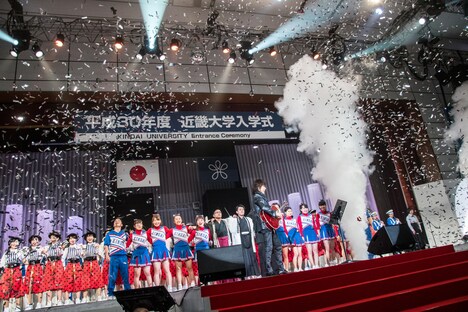 「平成30年度近畿大学入学式」エンディングの様子。（撮影：古川朋久）