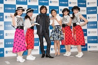 「平成30年度近畿大学入学式」終了後に実施された囲み取材の様子。（撮影：古川朋久）