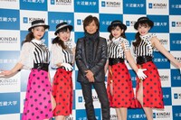 つんく♂を囲むKINDAI GIRLSメンバー。（撮影：古川朋久）