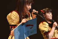 台本をもとにトークを進行するプロデューサ中山莉子。