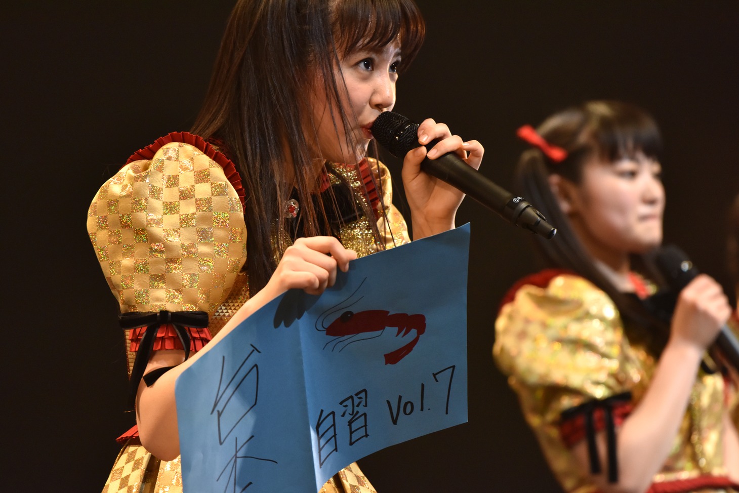 台本をもとにトークを進行するプロデューサ中山莉子。