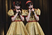 クイズコーナーで敗北したヤスカシチームの柏木ひなた（左）と安本彩花（右）。